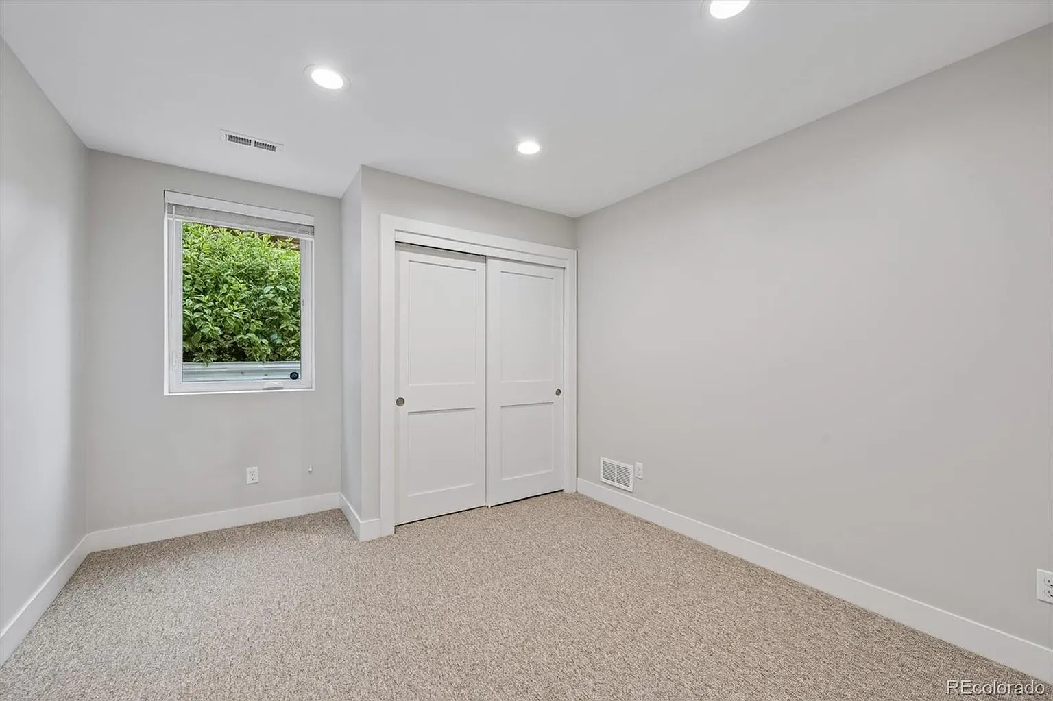 Schlafzimmer — Warmer Minimalismus